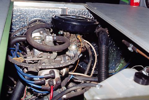 Двигатель ВАЗ-21081 расположен продольно в центральной части кузова
